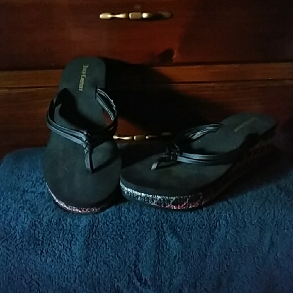 JUICY COUTURE, leather flip flop sandals 👡